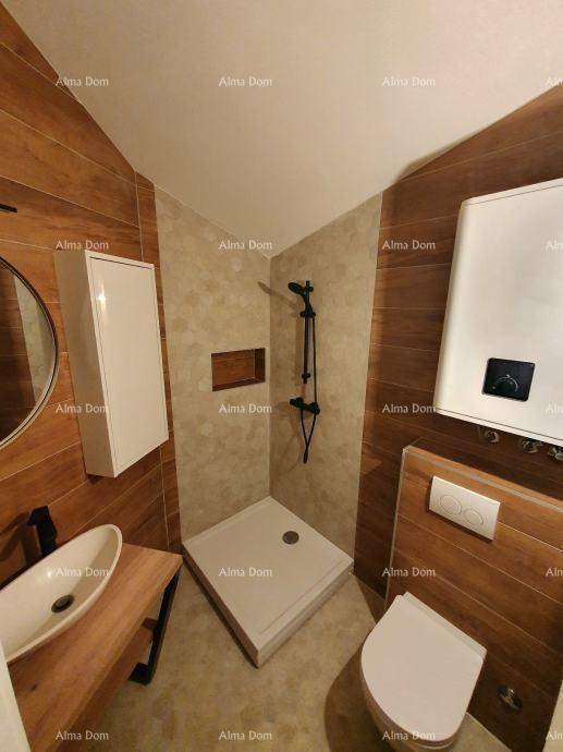 Modernes Badezimmer mit Dusche, WC und Waschbecken, Holzakzente und helle Fliesen.