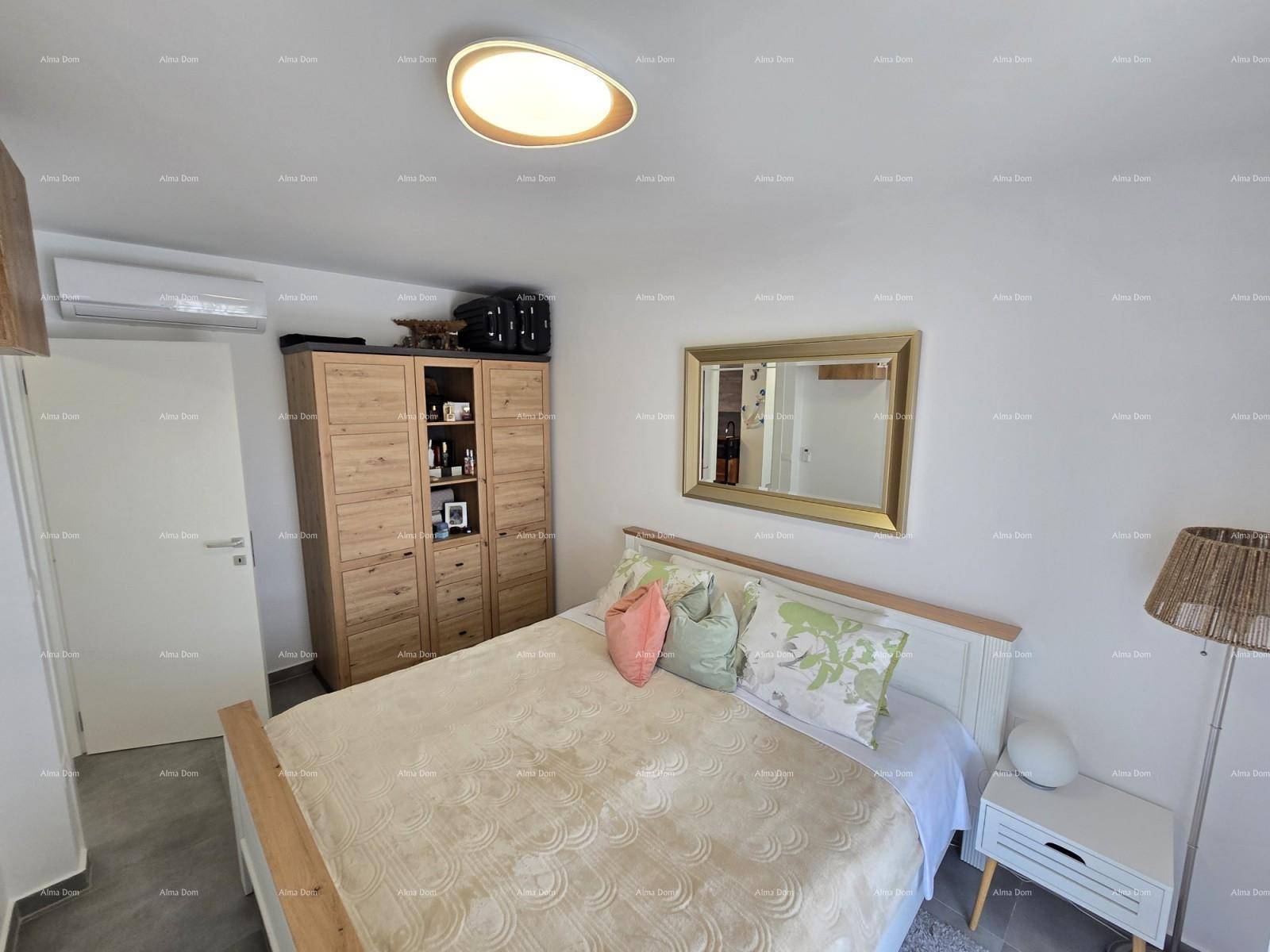Geräumiges Schlafzimmer mit Holzschrank, Doppelbett, Spiegel und Klimaanlage.
