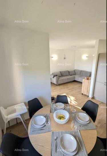 Gedeckter Esstisch im offenen Bereich mit Blick auf das Wohnzimmer, ideal für gesellige Abende.