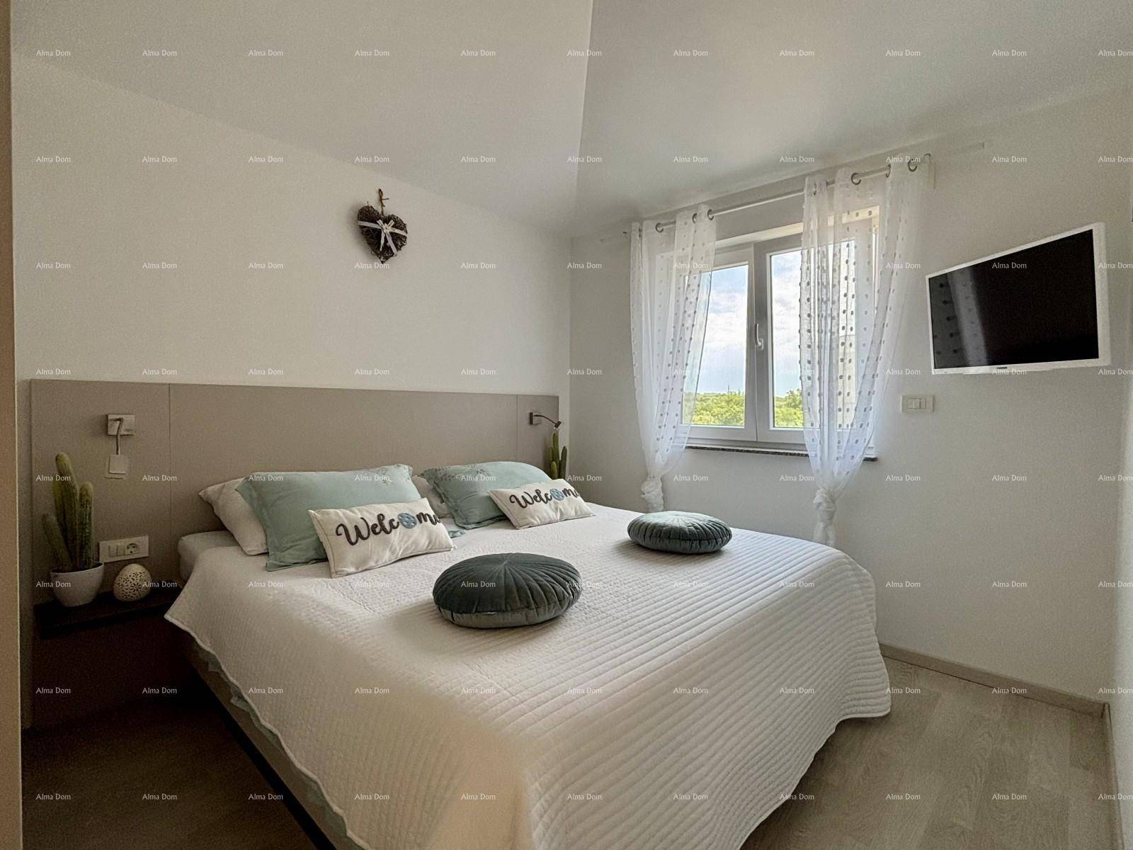 Modern eingerichtetes Schlafzimmer mit Doppelbett, Fernseher und Fenster.