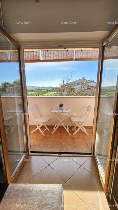 Kleiner Balkon mit Sitzgelegenheiten und weitem Blick ins Grüne.