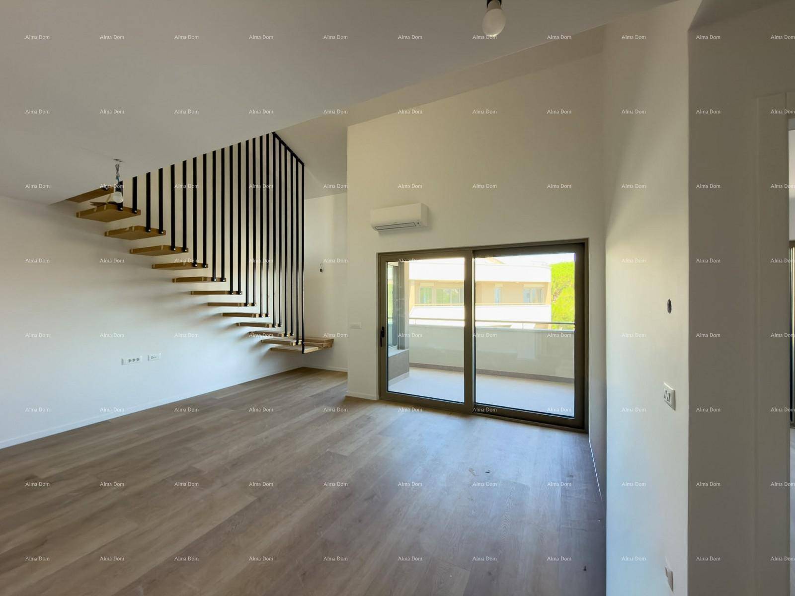 Geräumiges Wohnzimmer mit Holzboden, moderner Treppe und Zugang zu einem Balkon.