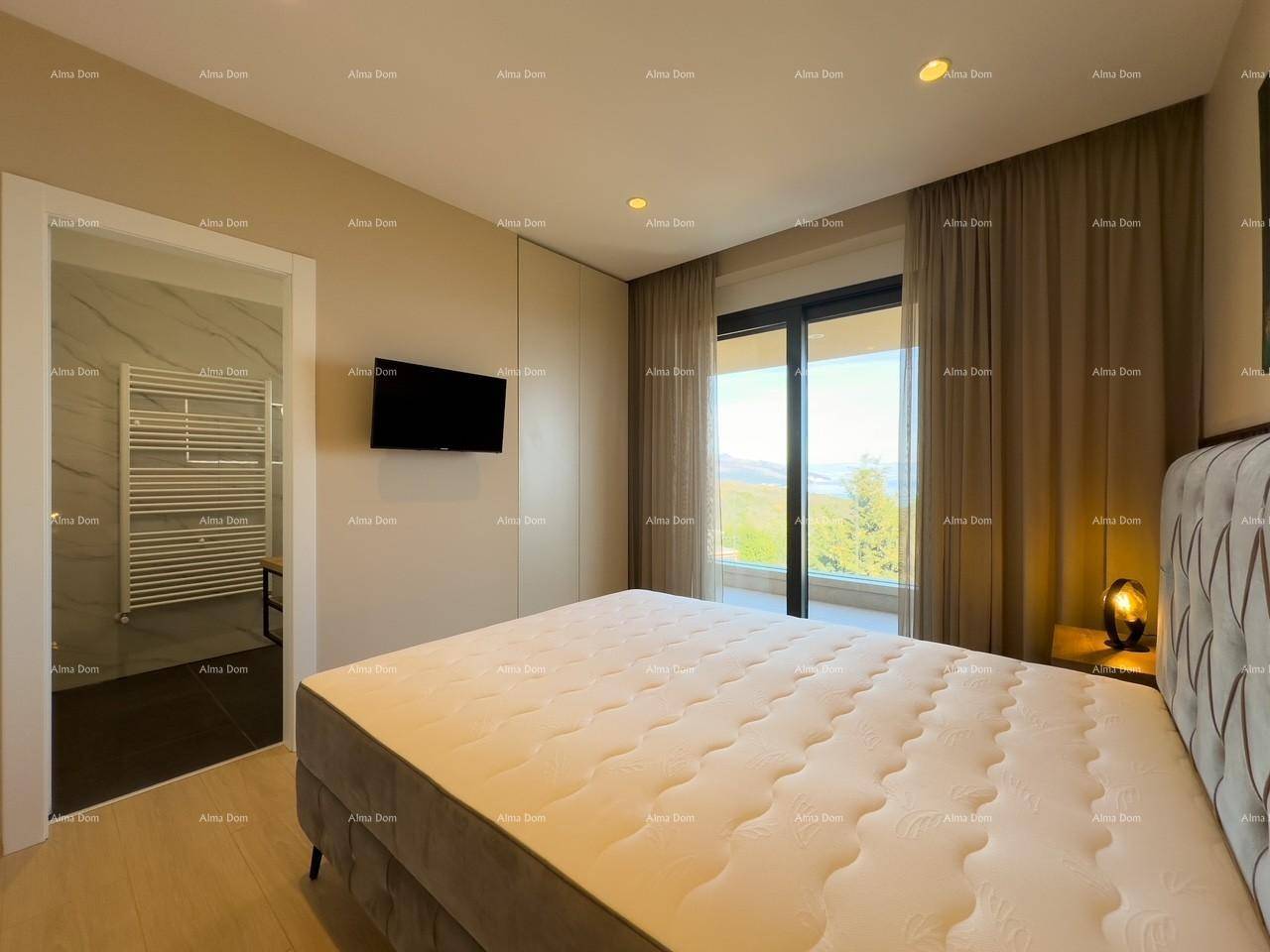 Komfortables Schlafzimmer mit direktem Zugang zum modernen Badezimmer und Meerblick.