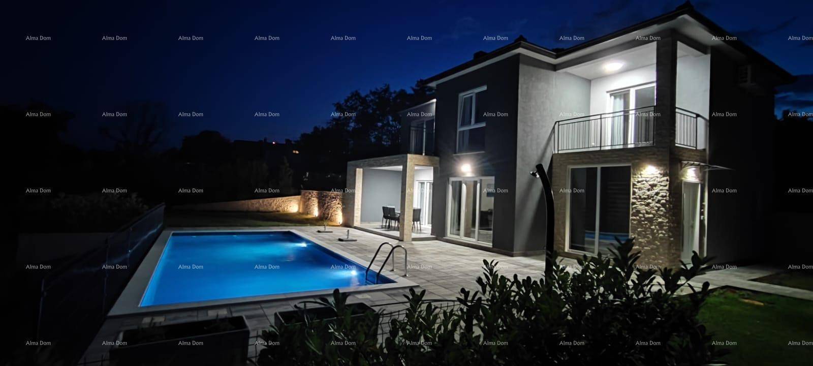 Beleuchtete Villa und Poolbereich bei Nacht, schaffen eine stimmungsvolle und einladende Atmosphäre.