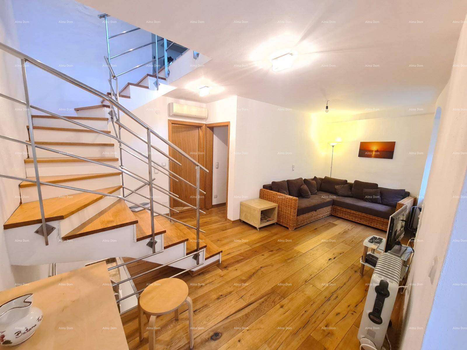 Geräumiges Wohnzimmer mit großem Sofa, Holzboden und moderner Treppe, klimatisiert.
