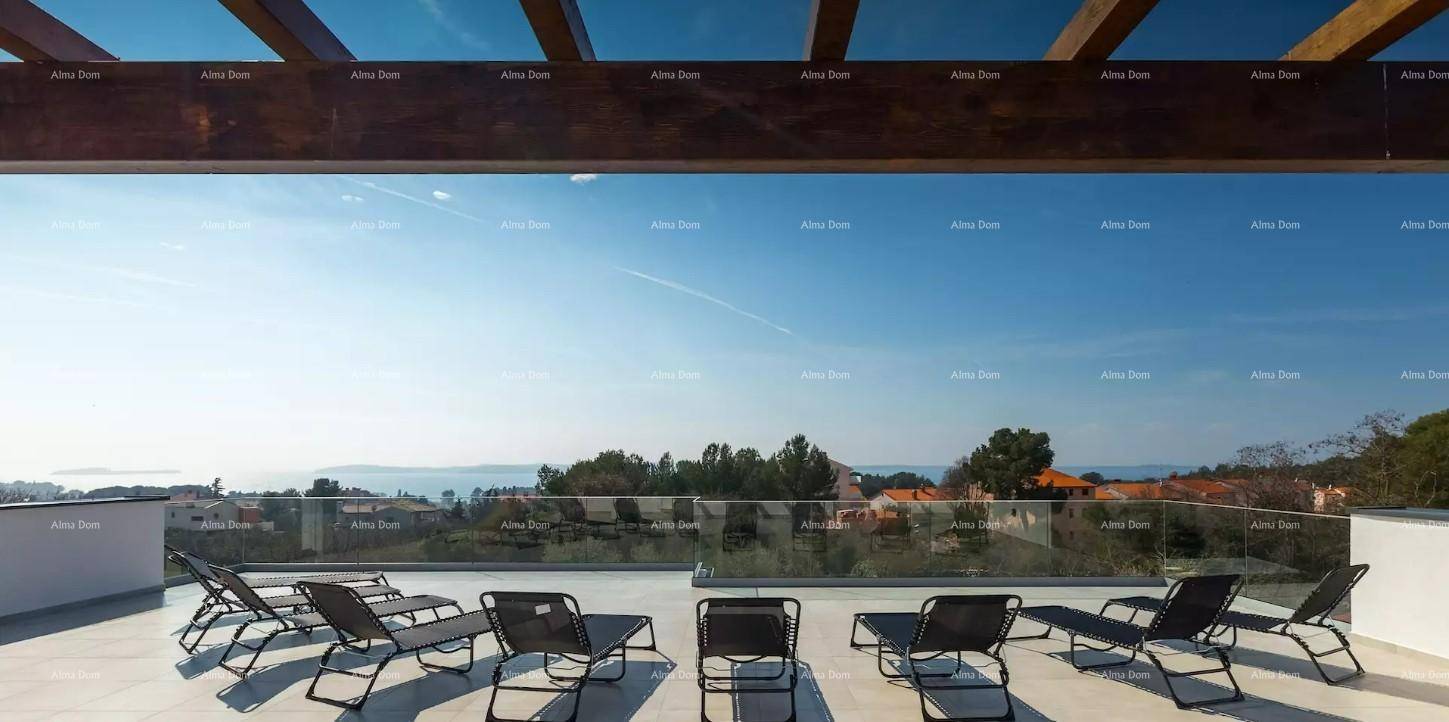 Geräumige Dachterrasse mit Liegestühlen und Panoramablick auf das Meer und die Umgebung.