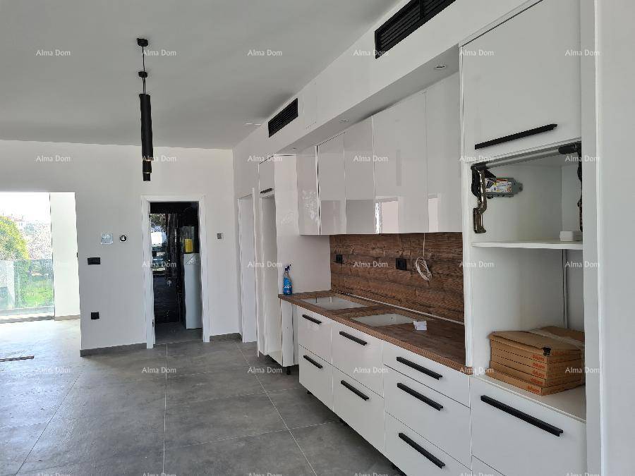 Moderne Einbauküche mit weißen Hochglanzfronten, Holzdetails und integrierten Geräten.