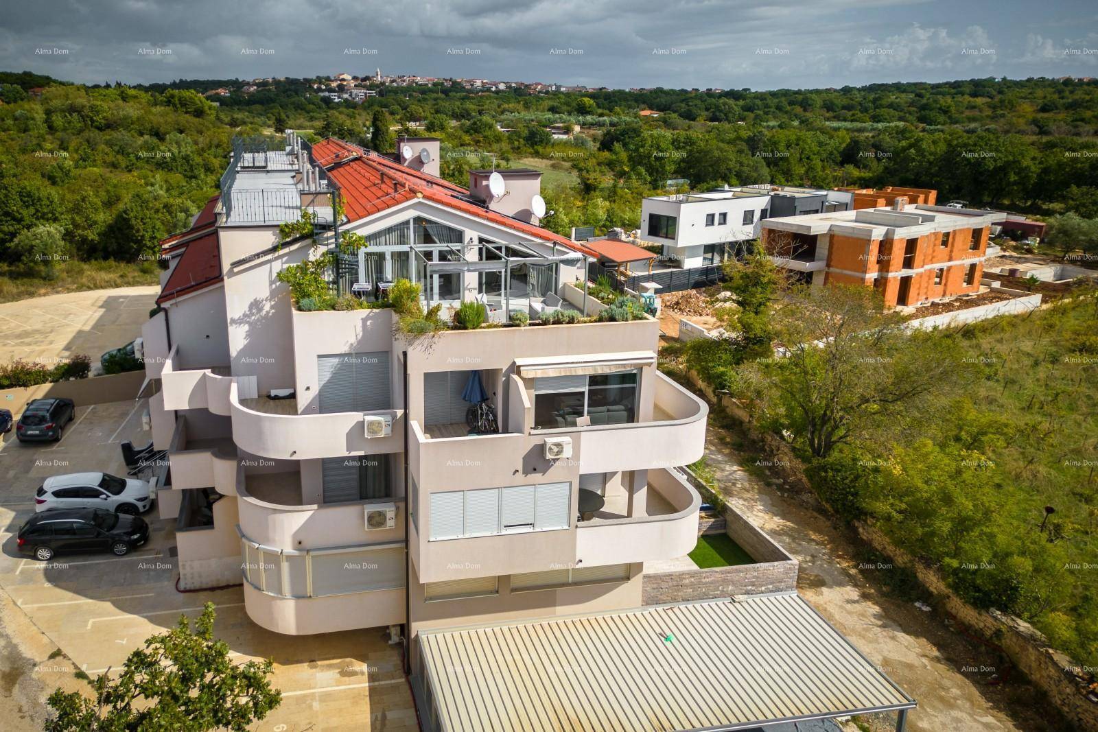 Luftaufnahme des modernen Wohnkomplexes mit Terrassen und grüner Umgebung.