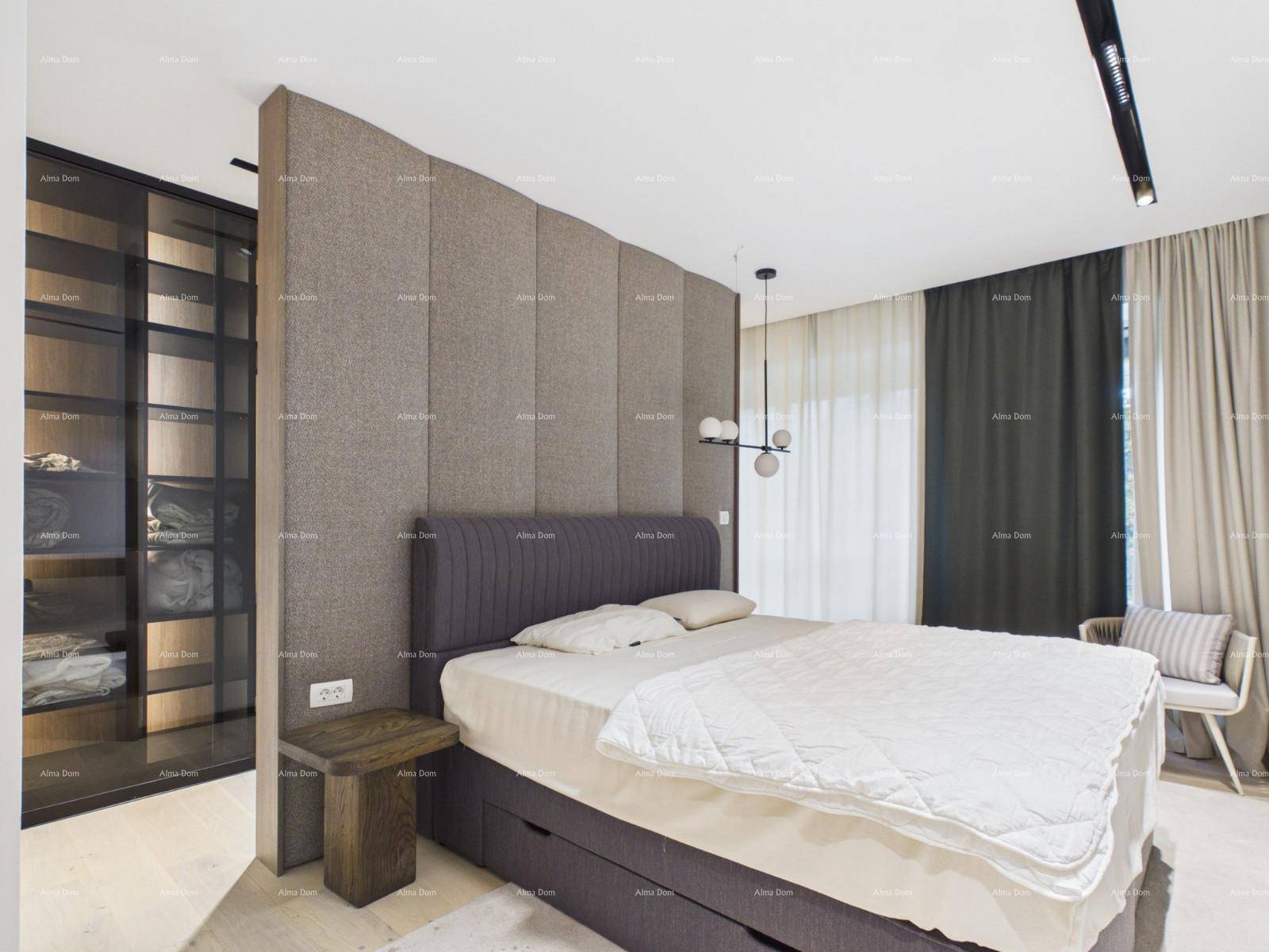 Modernes Schlafzimmer mit großem Bett, gepolstertem Kopfteil und integriertem begehbarem Kleiderschrank.
