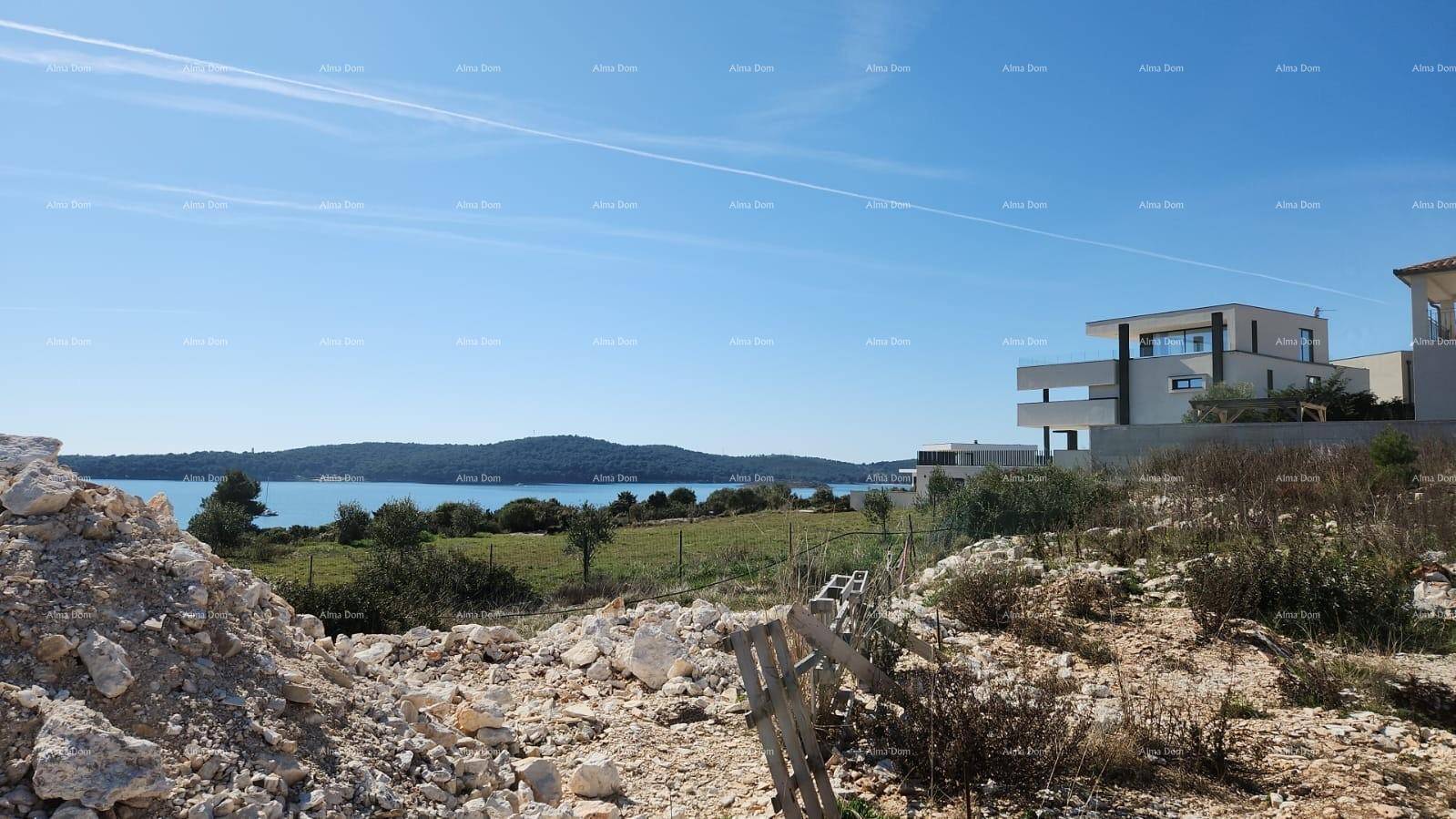 Weitläufiger Blick auf das Meer und die umliegende Natur mit modernen Gebäuden.
