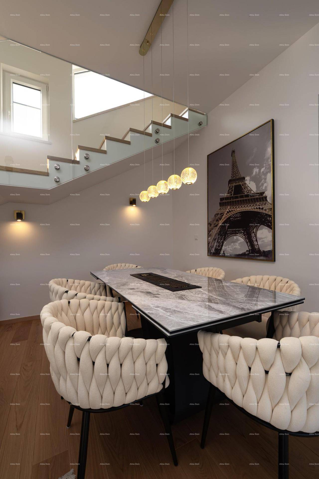 Eleganter Essbereich mit modernem Tisch, bequemen Stühlen und offener Treppe zum Obergeschoss.