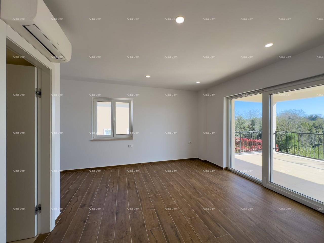 Helles Wohnzimmer mit Holzfliesenboden, Klimaanlage und großem Balkonzugang mit Weitblick.