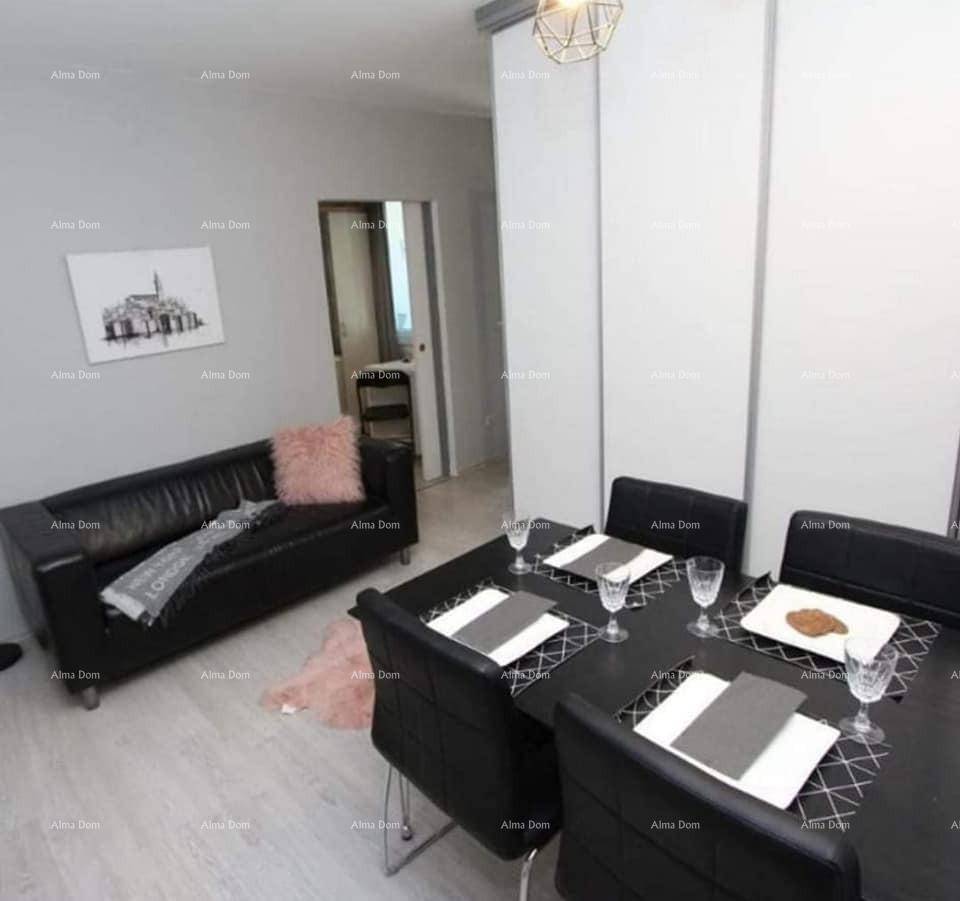 Heller Wohnbereich mit schwarzem Sofa und Esstisch, offen gestaltet und modern eingerichtet.