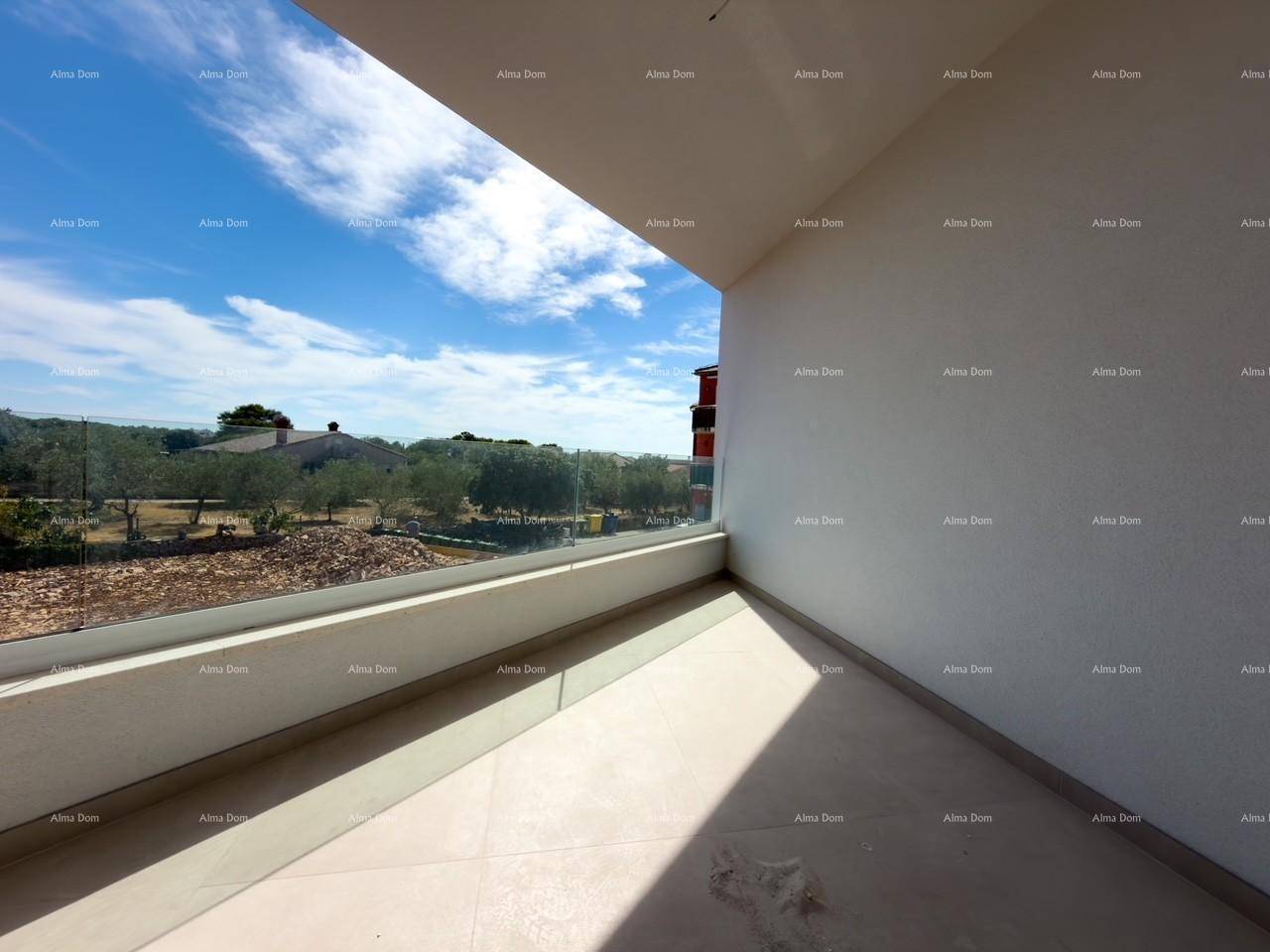 Geräumiger Balkon mit Glasgeländer und weitem Blick auf die grüne Umgebung.