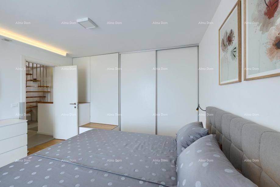 Schlafzimmer mit Einbauschränken, Doppelbett und Zugang zu einer internen Treppe.