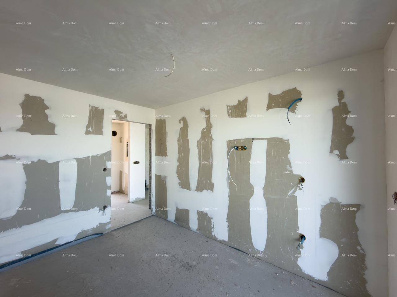 Unfertiger Raum mit sichtbaren Spachtelarbeiten und Installationen, bereit für den weiteren Ausbau.