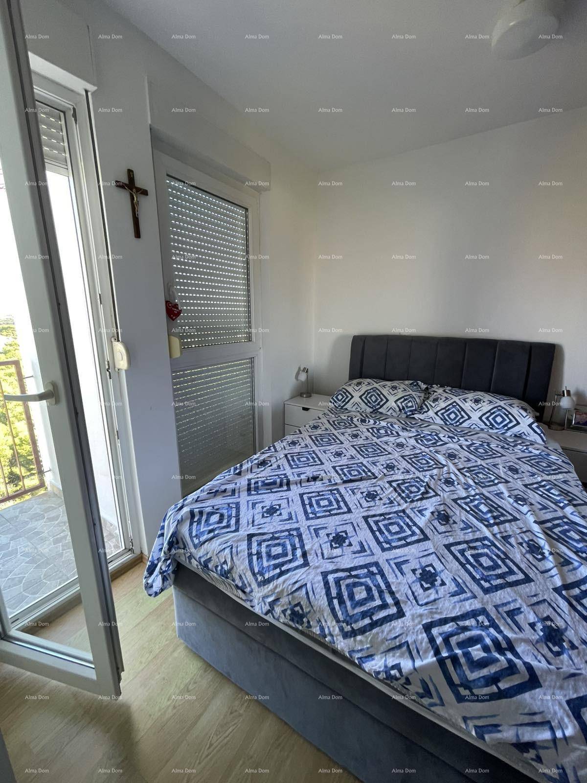 Schlafzimmer mit Doppelbett und direktem Zugang zu einem Außenbereich durch eine Glastür.