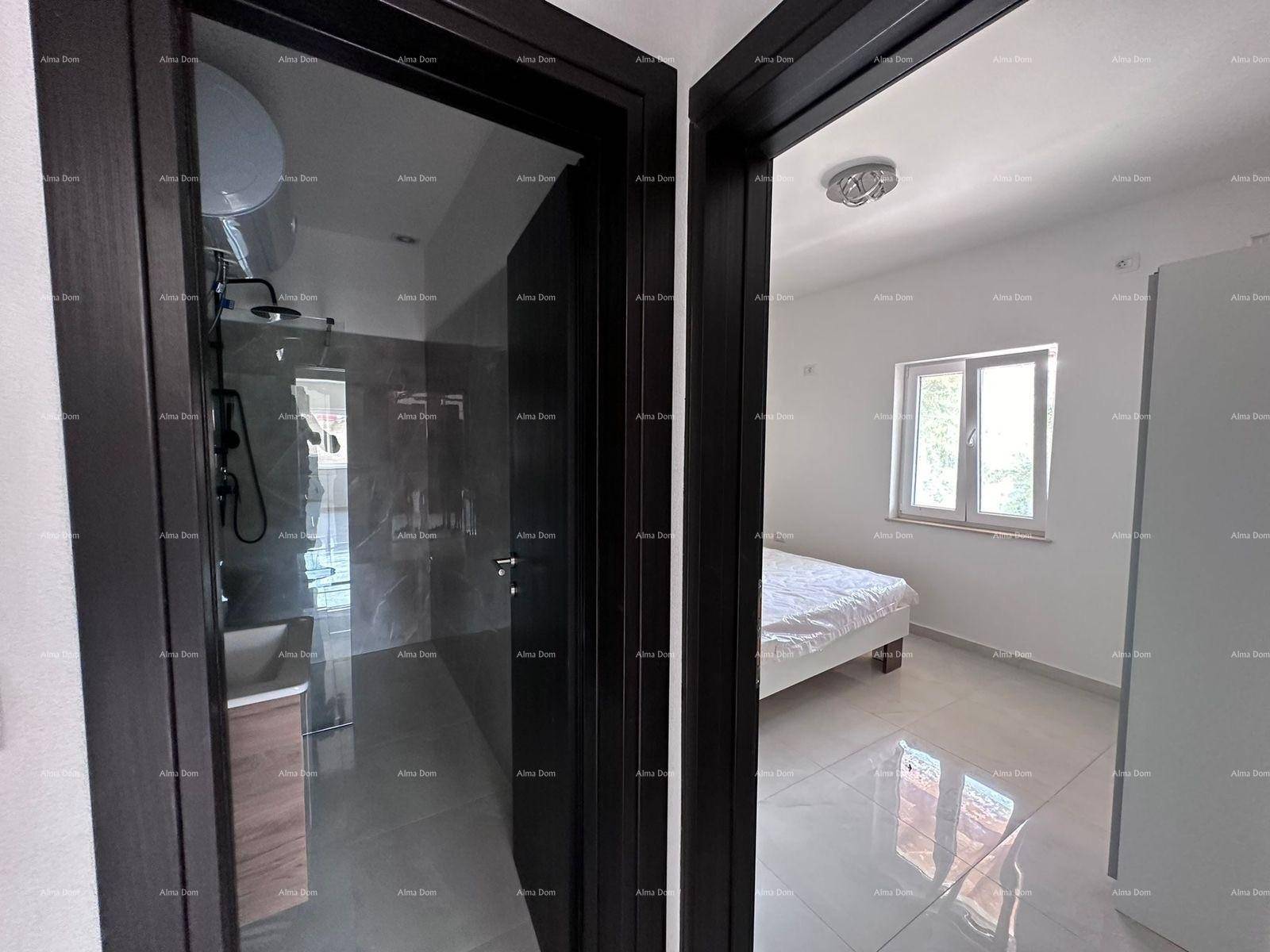 Zwei Türen führen zu einem modernen Badezimmer mit Dusche und einem hellen Schlafzimmer.