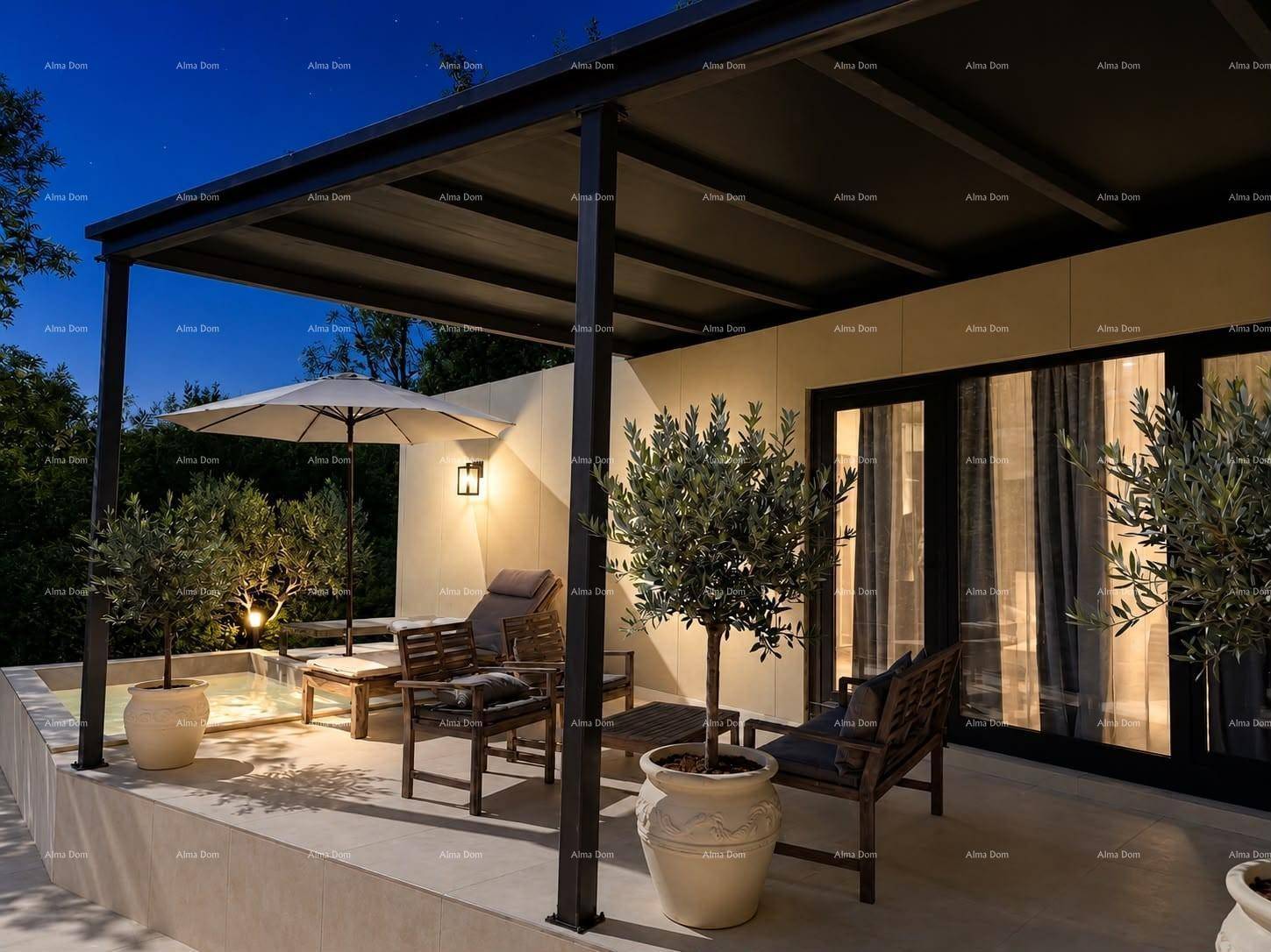 Beleuchtete Terrasse mit Pergola, Sitzgelegenheiten und Pool bei abendlicher Stimmung.