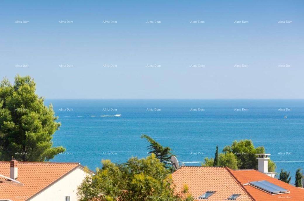 Weitblick auf das Meer mit Booten und dem Horizont unter blauem Himmel.