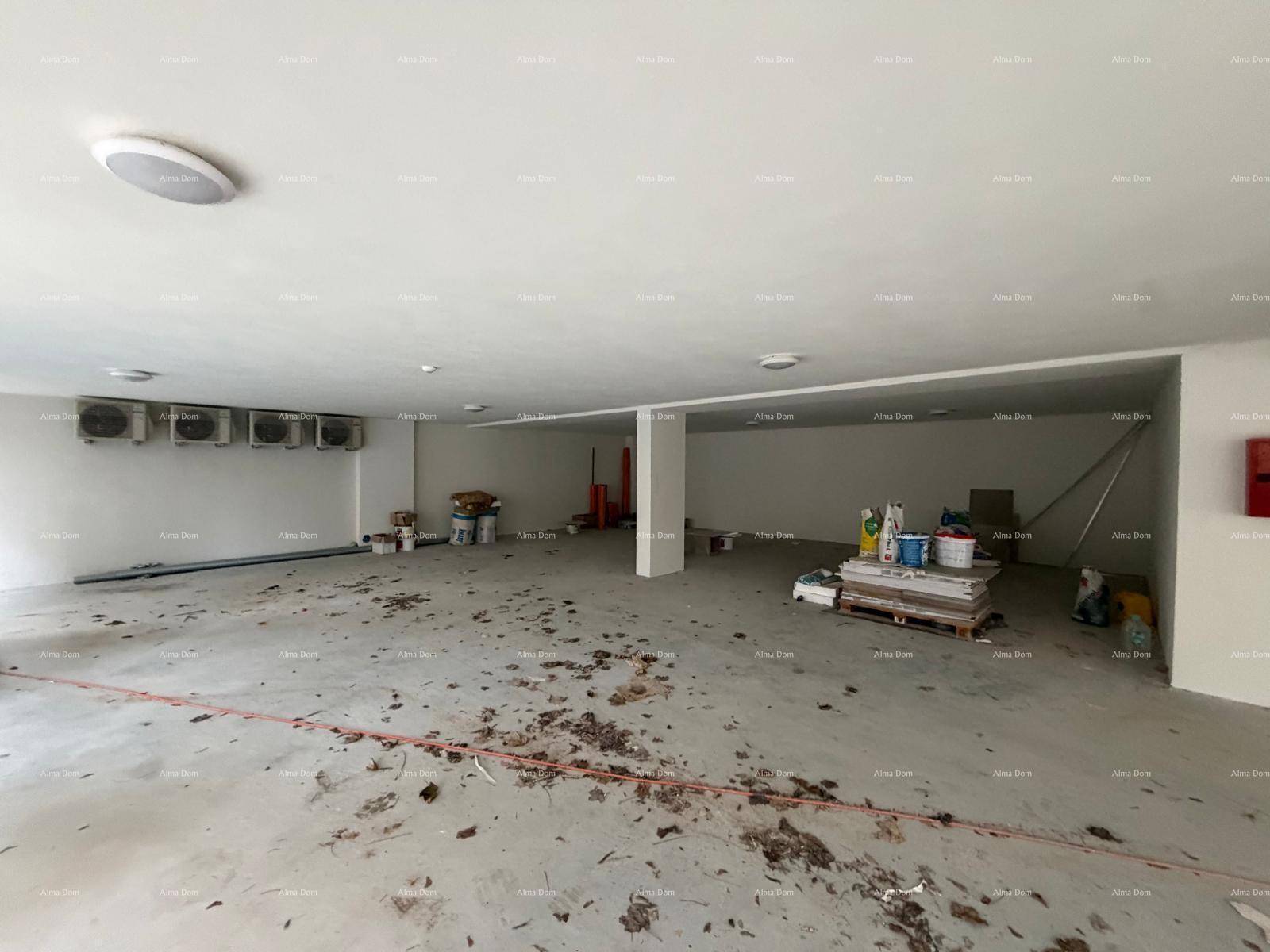 Unfertige Tiefgarage mit Betonboden und Baumaterialien, bereit für den weiteren Ausbau.