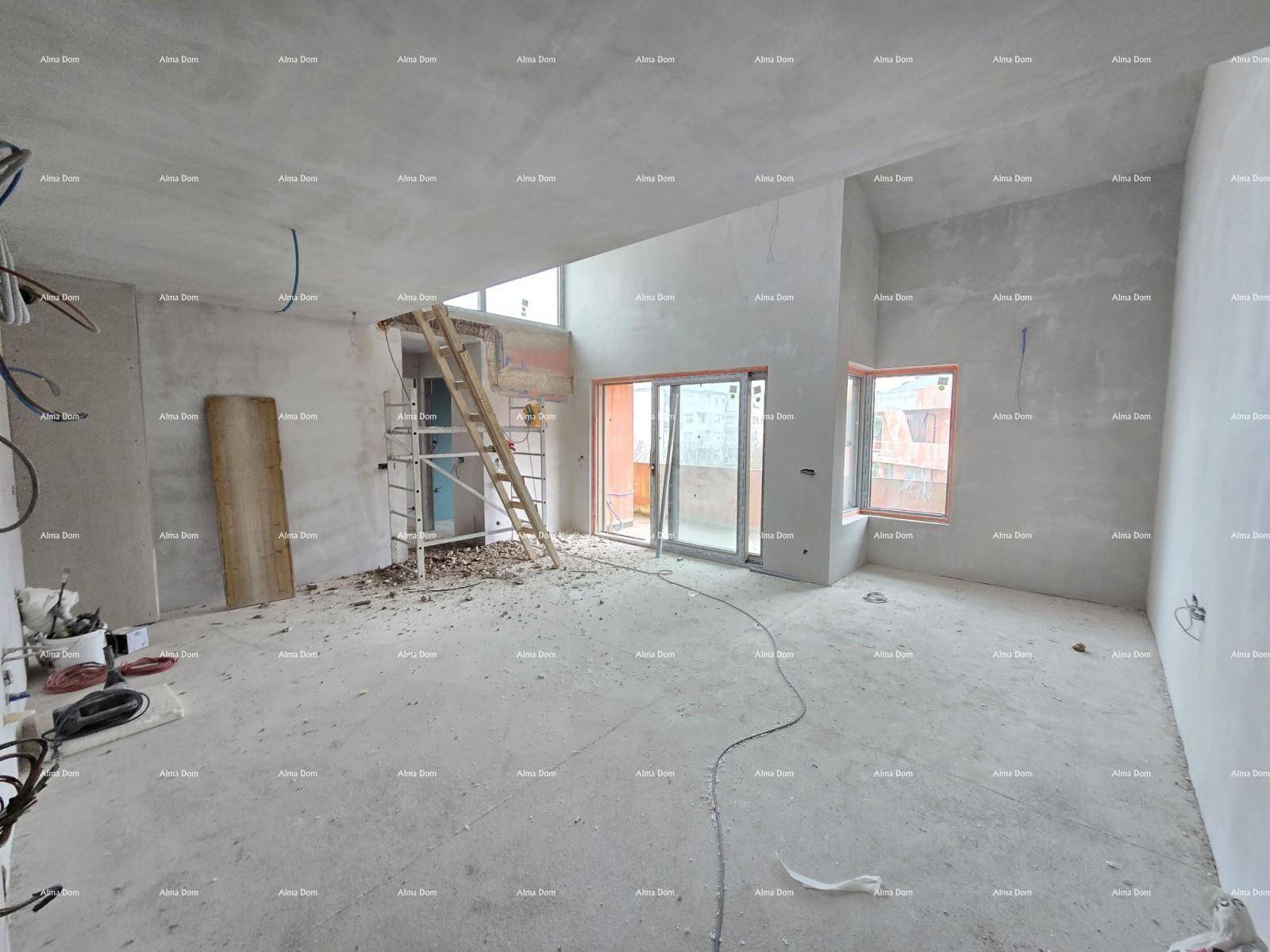 Großer, unfertiger Innenraum im Rohbau mit hohen Decken und Betonboden.