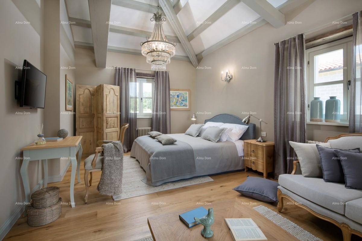 Geräumiges Schlafzimmer mit Holzboden, Schreibtisch und gemütlicher Sitzecke.
