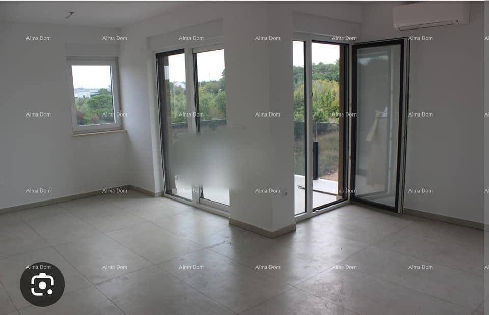 Heller Wohnbereich mit Fliesenboden, großen Fenstern und Zugang zu einem Balkon oder Terrasse.