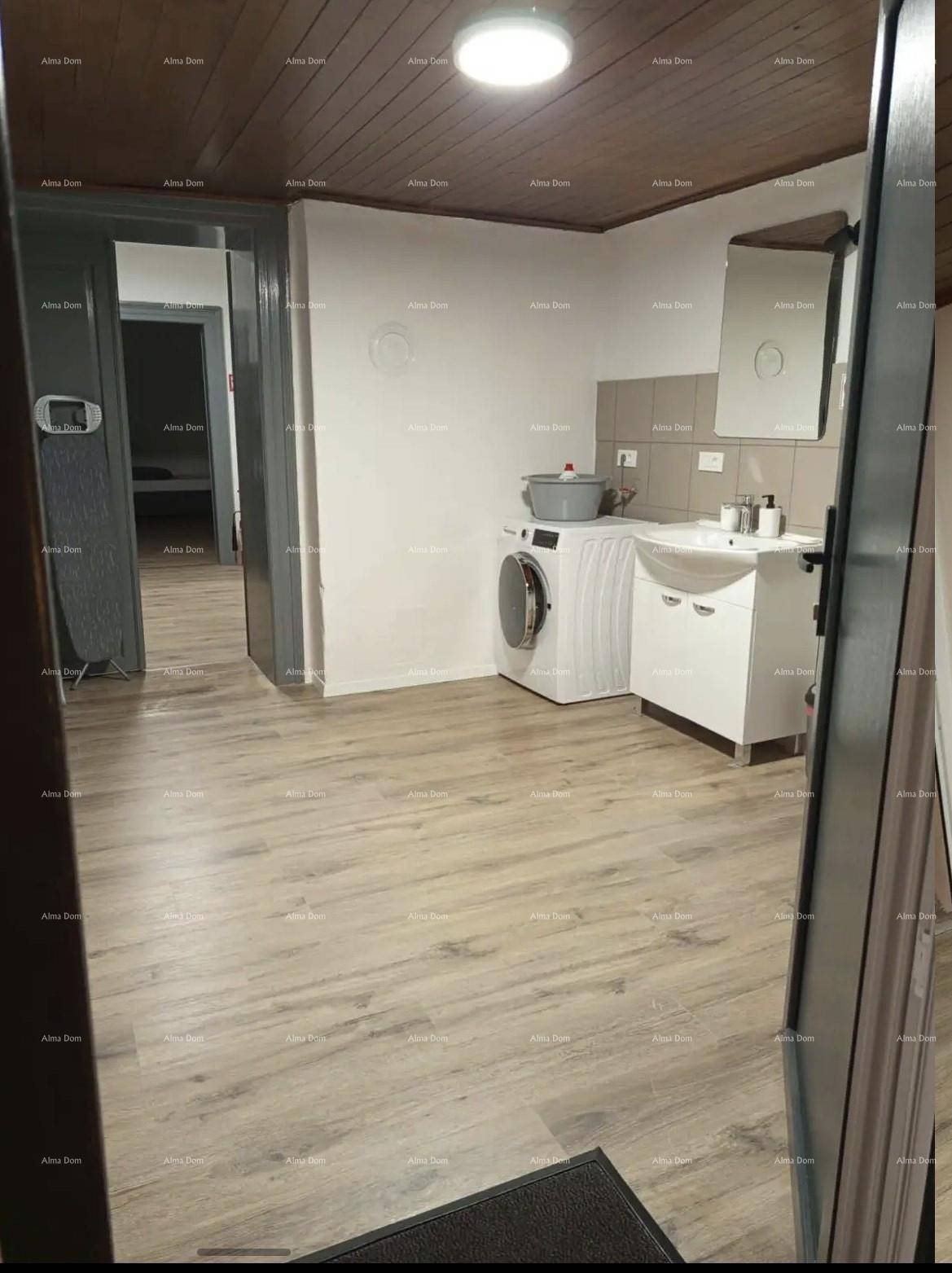 Praktischer Waschraum mit Waschmaschine, Waschbecken und Spiegelschrank.