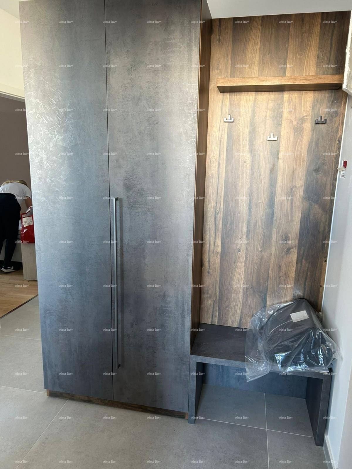 Eingangsbereich mit modernem Garderobenschrank und Sitzgelegenheit, praktisch gestaltet.