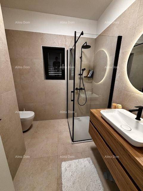 Elegantes Badezimmer mit begehbarer Dusche, modernem Waschtisch und Fenster für Tageslicht.