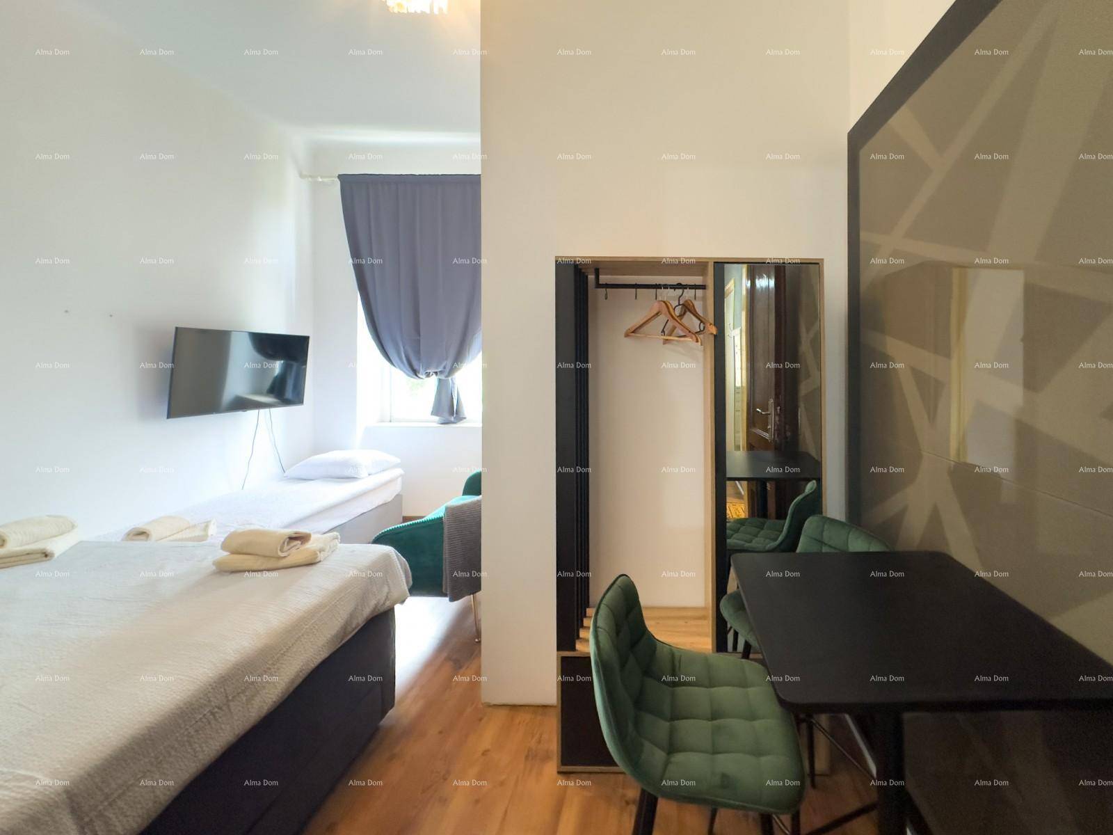 Schlafzimmer mit Doppelbett, kleinem Esstisch und Stühlen, sowie einem großen Spiegel.