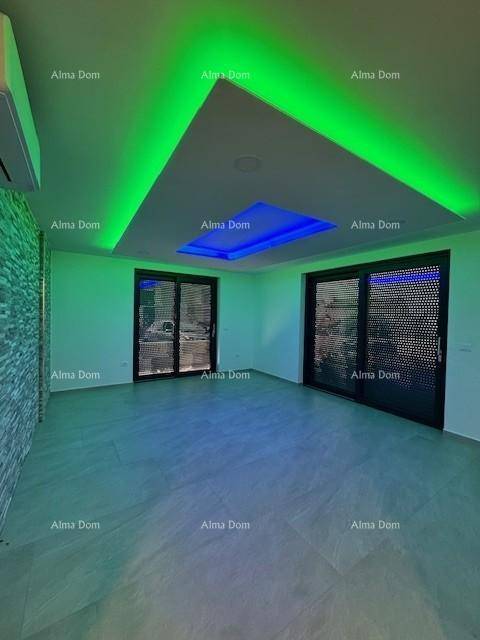 Wohnbereich mit dekorativer LED-Beleuchtung an der Decke und Schiebetüren zu einem Außenbereich.