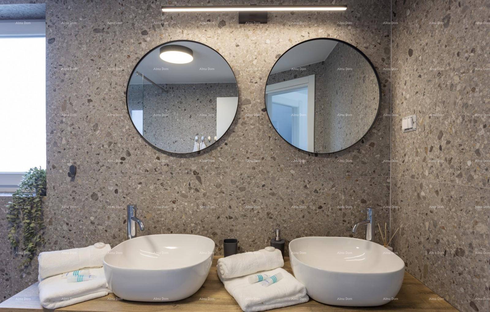Modernes Badezimmer mit Doppelwaschbecken, runden Spiegeln und stilvollen Fliesen.