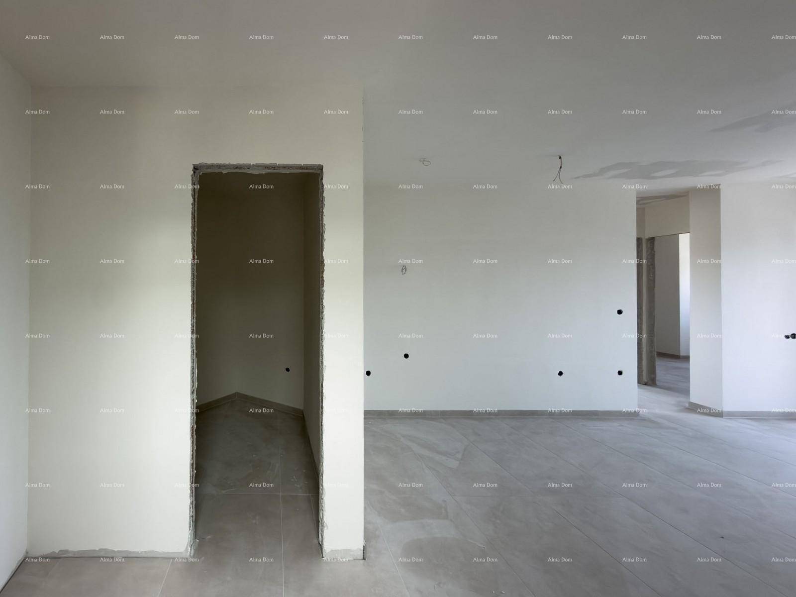Unfertiger Innenraum mit hellen Wänden und Fliesenboden, bereit für den weiteren Ausbau.