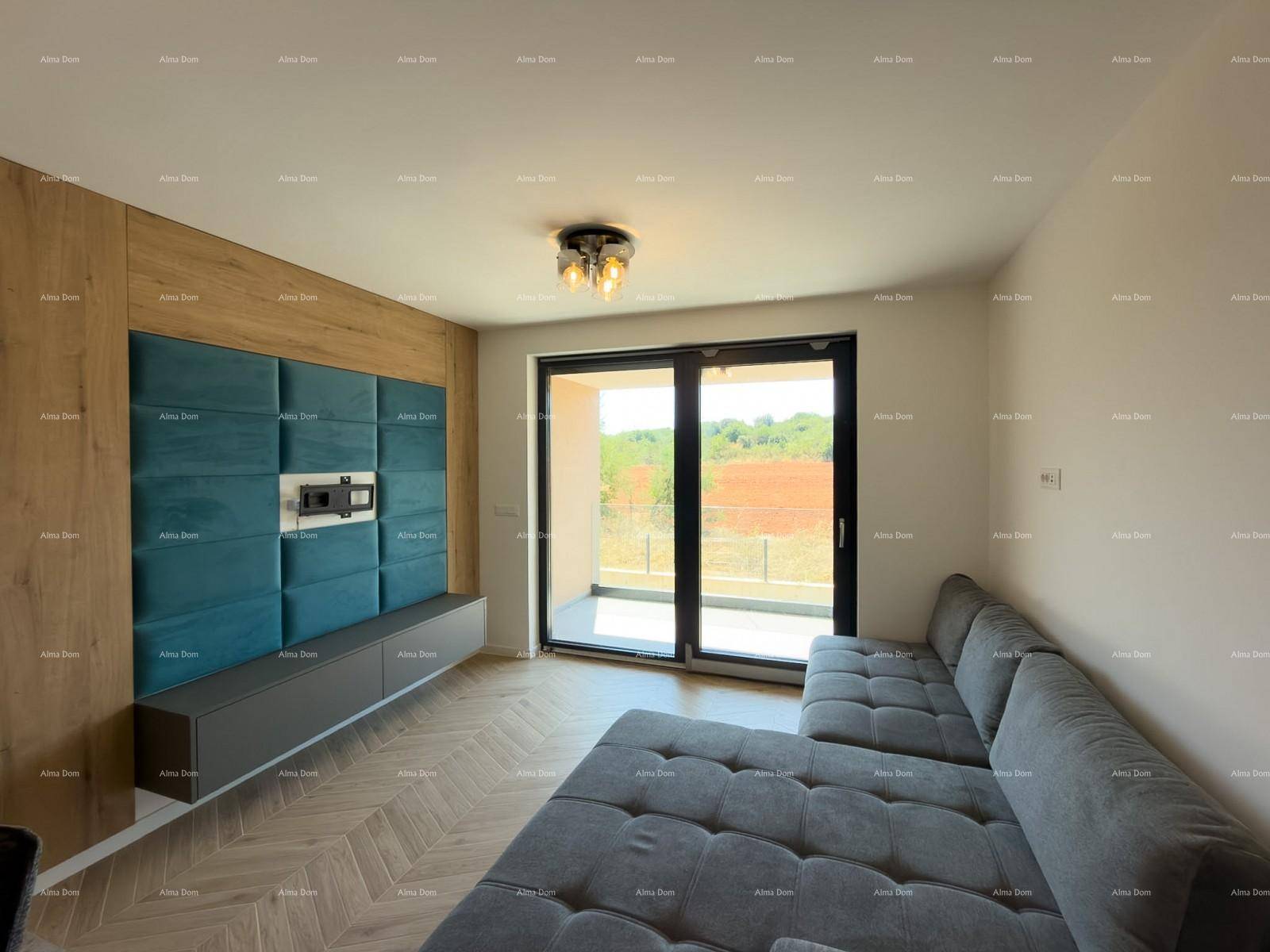 Geräumiges Wohnzimmer mit bequemer Couch, Akzentwand und großen Fenstern mit Blick ins Grüne.