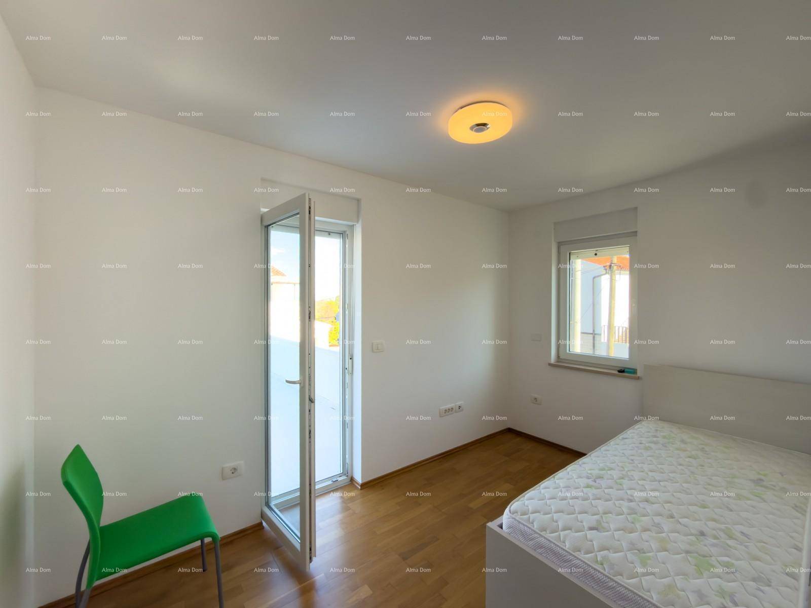 Helles Schlafzimmer mit Holzboden und Zugang zu einem Balkon oder einer Terrasse.