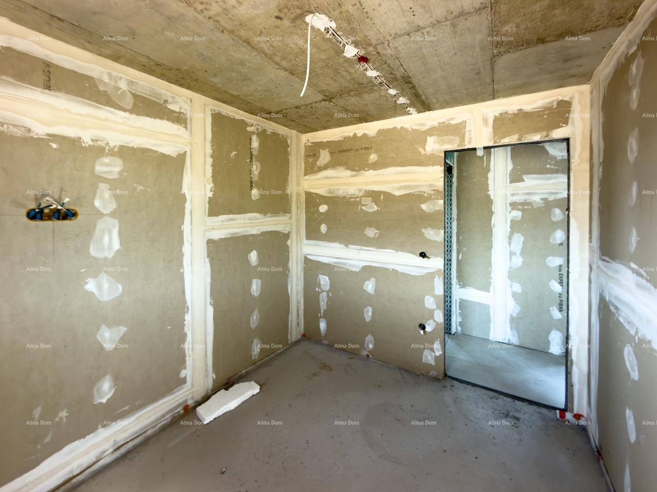 Unfertiger Innenraum mit Gipskartonwänden und Betonoberflächen, bereit für den weiteren Ausbau.