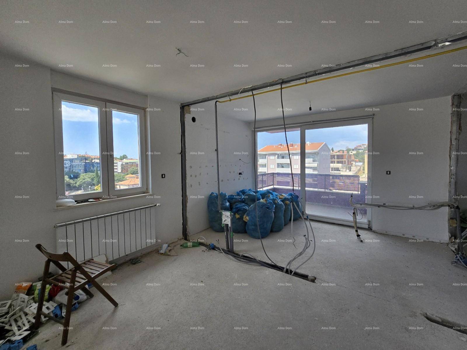 Innenraum während der Renovierung mit großen Fenstern und Blick auf die Umgebung.