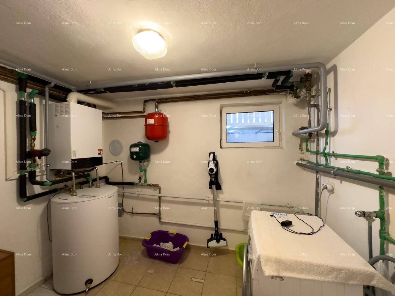 Hauswirtschaftsraum im Keller mit Heizungsanlage, Warmwasserspeicher und Waschmaschine.