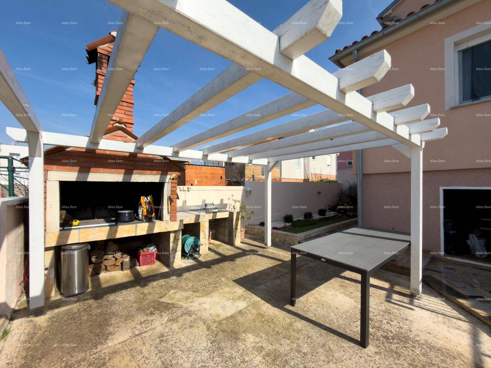 Großer Grillplatz im Freien mit Pergola und Esstisch für gesellige Abende.