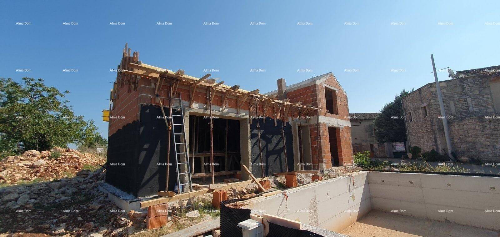 Rohbau eines Hauses mit Ziegelwänden, Holzkonstruktion und vorbereiteter Poolgrube.