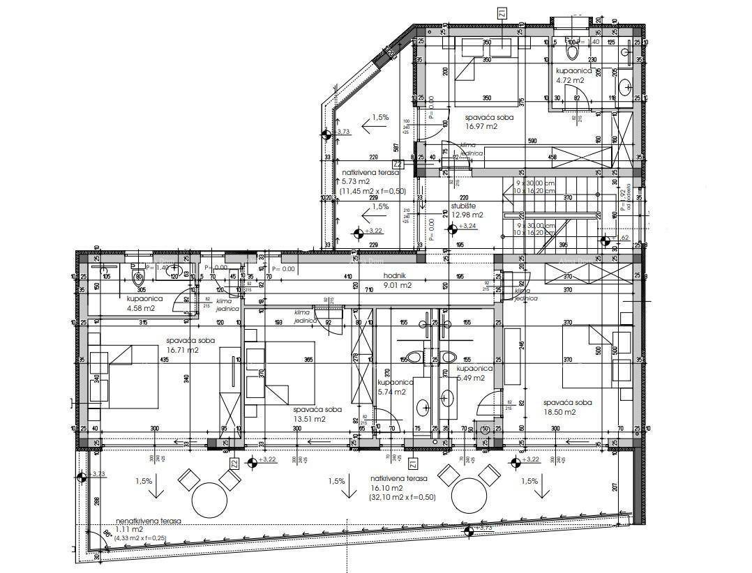 Grundriss des ersten Obergeschosses mit mehreren Schlafzimmern, Bädern und Terrassenzugang.
