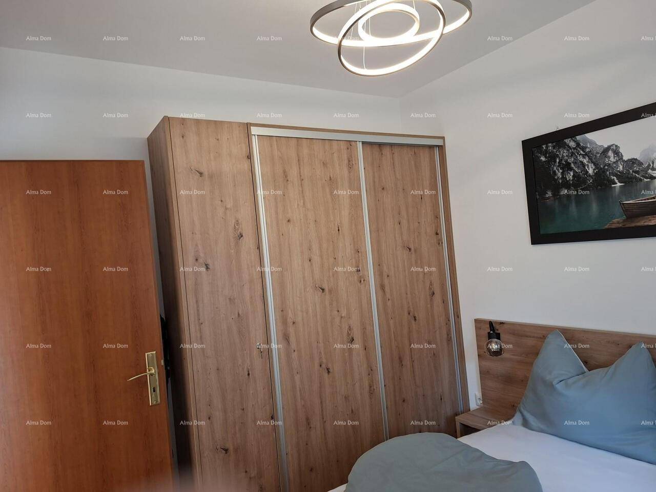 Schlafzimmer mit großem Holzschrank und Schiebetüren, bietet viel Stauraum.