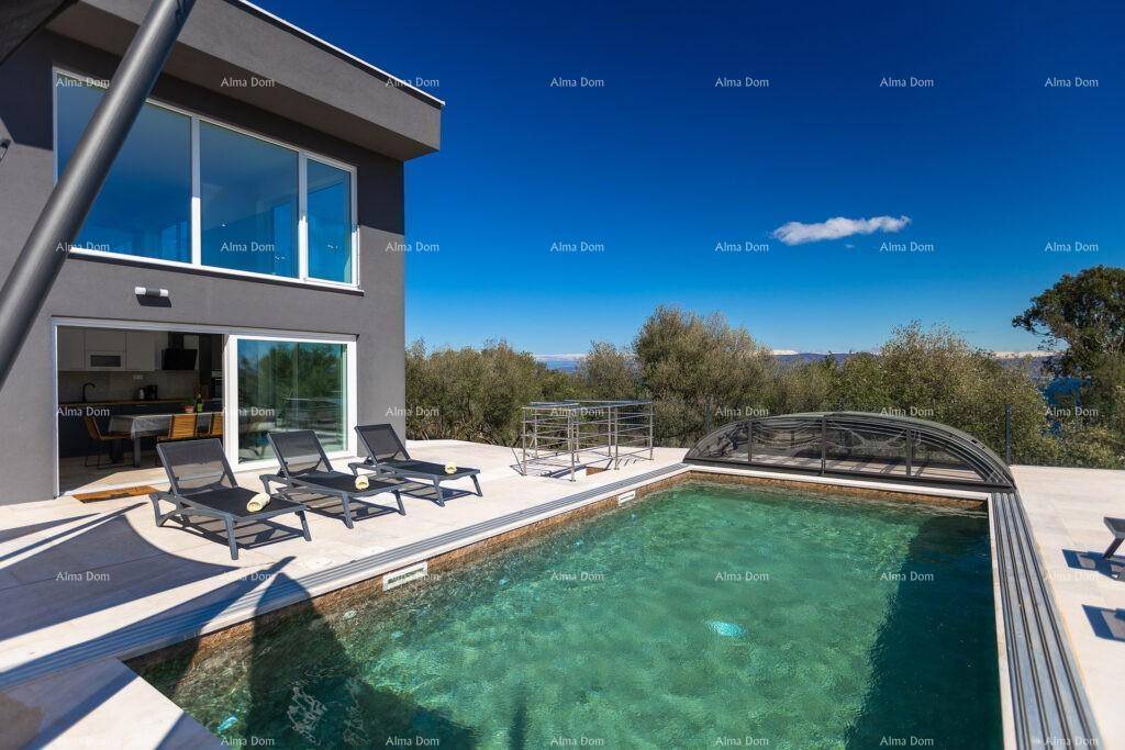 Moderner Außenpool mit Liegefläche und Blick auf die umliegende Landschaft und das Meer.