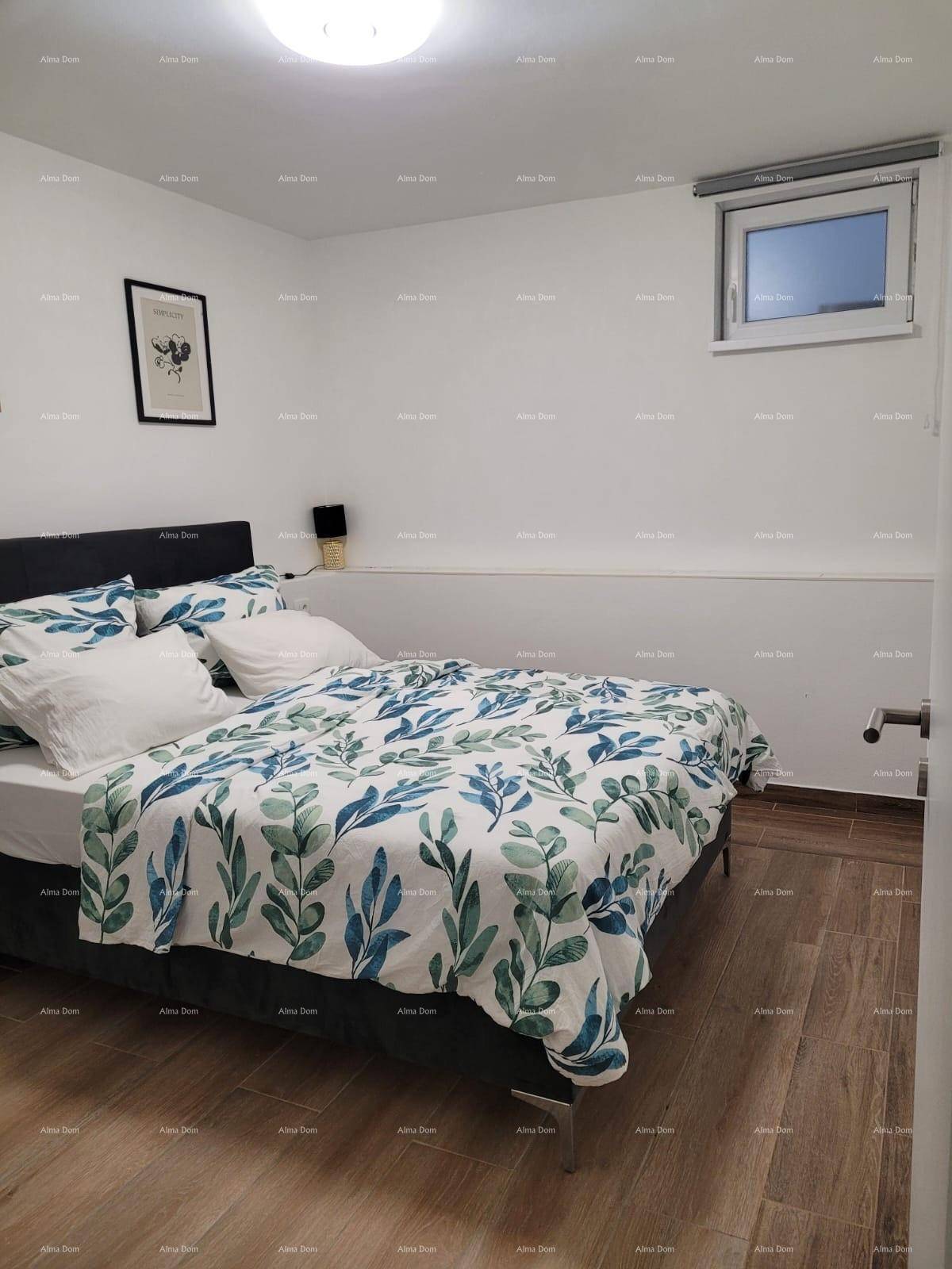 Komfortables Schlafzimmer mit Doppelbett, Holzboden und schlichter, moderner Einrichtung.
