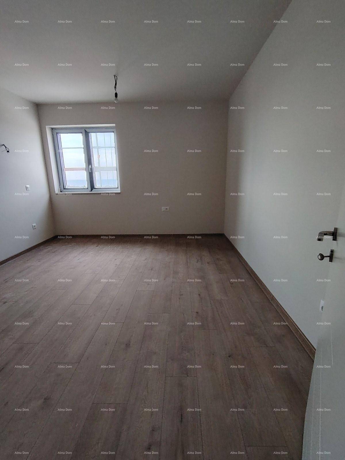 Unmöblierter Raum mit hellem Laminatboden und einem Fenster für natürliche Belichtung.