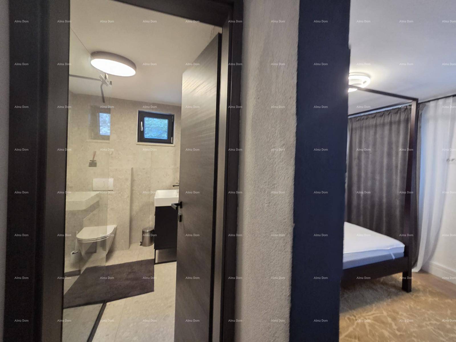 Durchblick vom Schlafzimmer in ein modernes Badezimmer mit ebenerdiger Dusche und stilvoller Einrichtung.