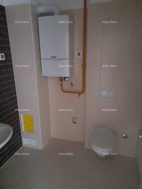 Badezimmer mit Fliesenboden, wandhängendem WC und Gastherme an der Wand.