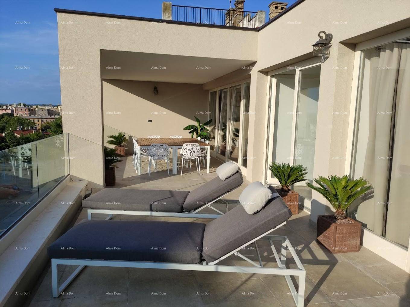 Geräumige Dachterrasse mit Sonnenliegen, Esstisch und weitem Blick über die Umgebung.